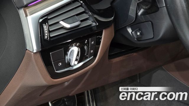 BMW 5-Series 2021 — photo 15