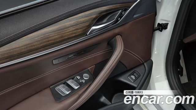 BMW 5-Series 2021 — photo 16