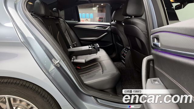 BMW 5-Series 2018 — photo 17