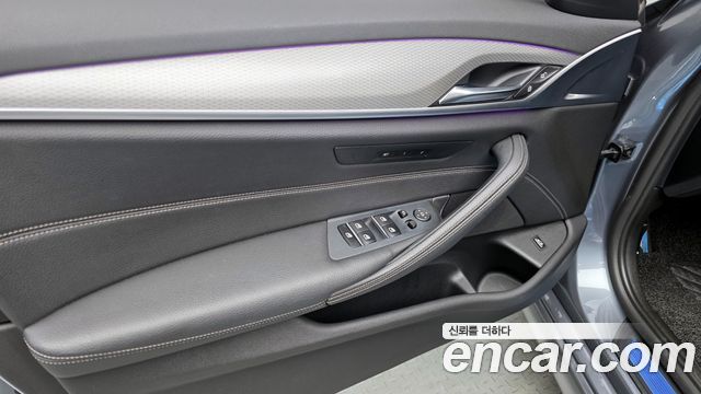 BMW 5-Series 2018 — photo 14