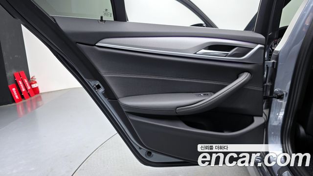 BMW 5-Series 2018 — photo 15