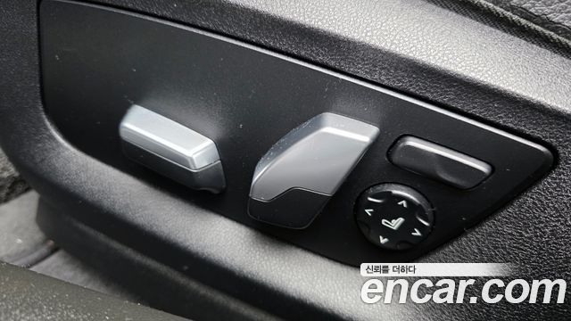 BMW 5-Series 2018 — photo 30