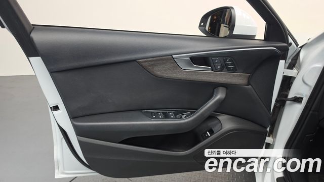 Audi A4 2019 — photo 14