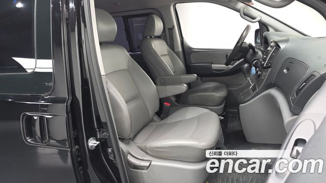 Hyundai Starex 2017 — photo 11