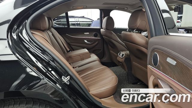 Mercedes-Benz E-Class 2020 — photo 18