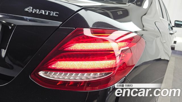 Mercedes-Benz E-Class 2020 — photo 9