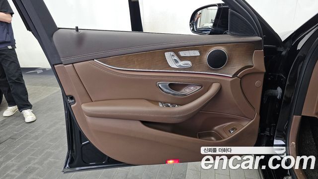 Mercedes-Benz E-Class 2020 — photo 14