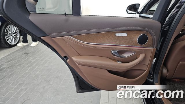 Mercedes-Benz E-Class 2020 — photo 15