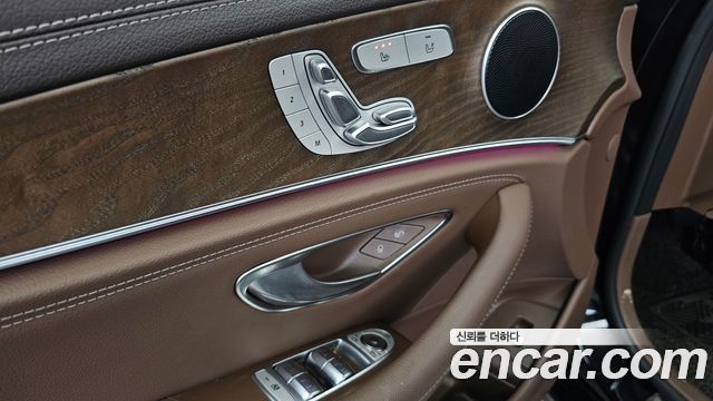 Mercedes-Benz E-Class 2020 — photo 31