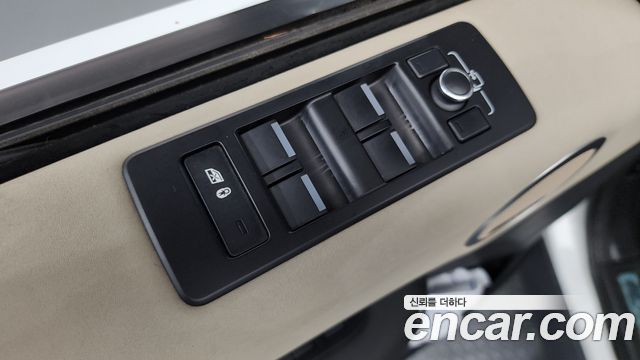 Land Rover Discovery 2019 — photo 18