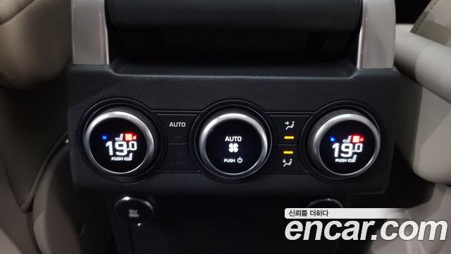 Land Rover Discovery 2019 — photo 19