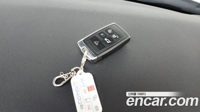 Land Rover Discovery 2019 — photo 25