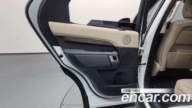 Land Rover Discovery 2019 — photo 15