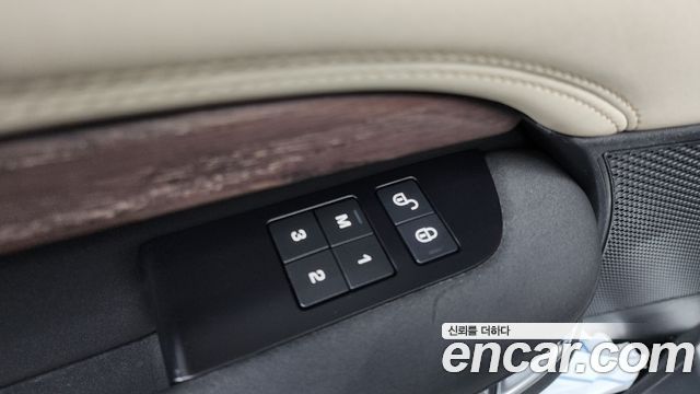 Land Rover Discovery 2019 — photo 39