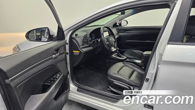 Hyundai AVANTE 2018 — photo 13