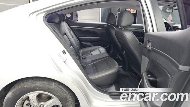 Hyundai AVANTE 2018 — photo 18