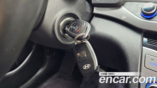 Hyundai AVANTE 2018 — photo 25