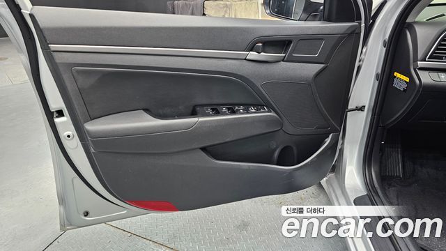 Hyundai AVANTE 2018 — photo 14