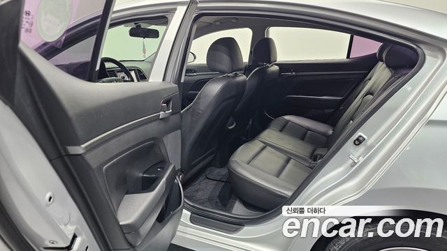 Hyundai AVANTE 2018 — photo 16