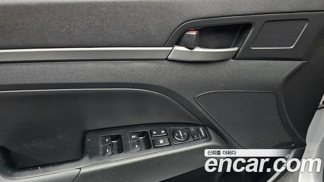 Hyundai AVANTE 2018 — photo 27
