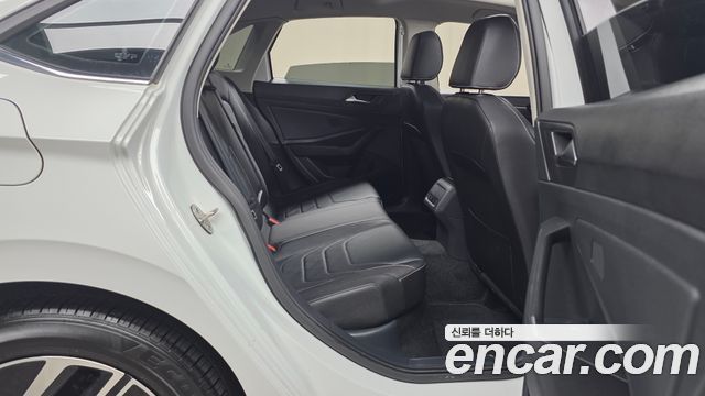 Volkswagen Jetta 2023 — photo 12