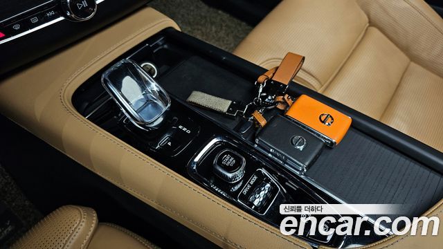 Volvo XC90 2021 — photo 12