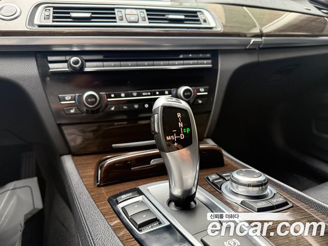BMW 7-Series 2011 — photo 9