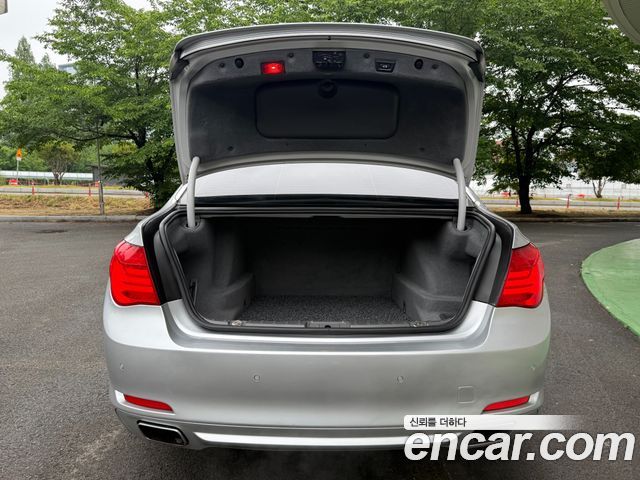 BMW 7-Series 2011 — photo 12