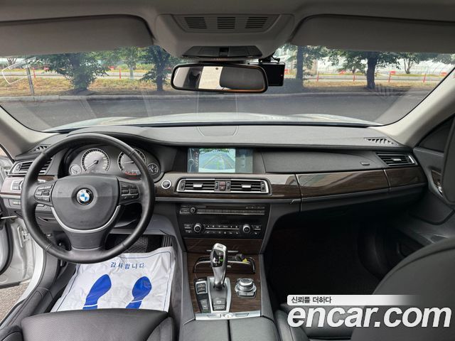 BMW 7-Series 2011 — photo 14