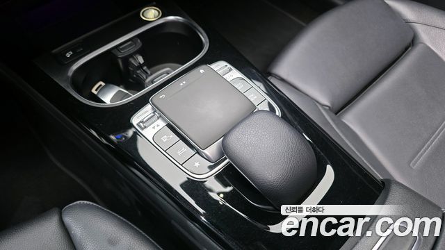 Mercedes-Benz A-Class 2020 — photo 24