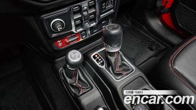 Jeep Wrangler 2021 — photo 12