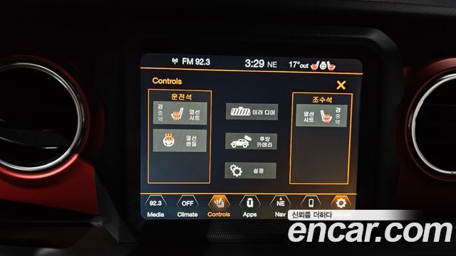 Jeep Wrangler 2021 — photo 23