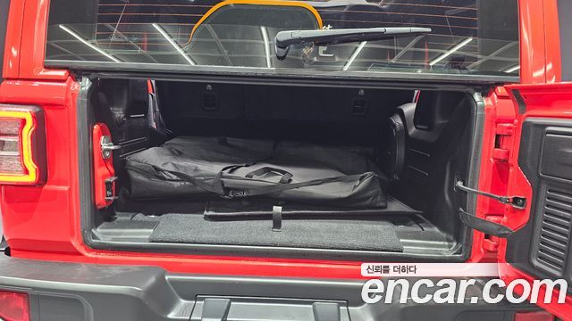 Jeep Wrangler 2021 — photo 26