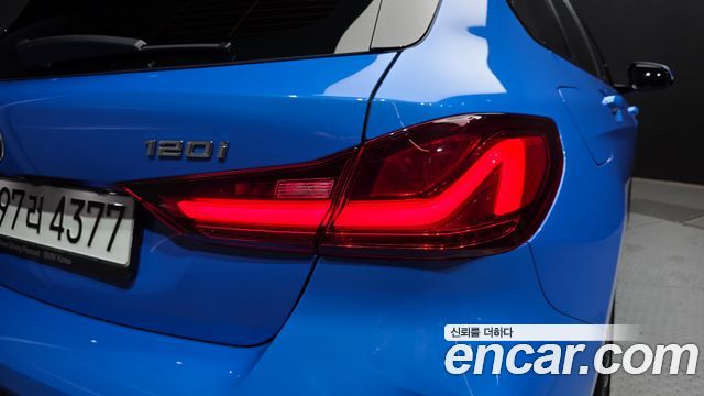 BMW 1-Series 2022 — photo 9