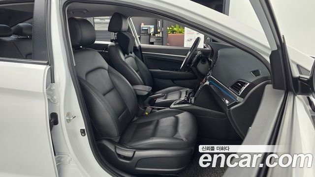 Hyundai AVANTE 2018 — photo 13