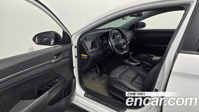 Hyundai AVANTE 2018 — photo 17