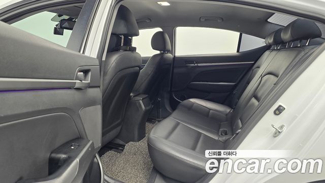 Hyundai AVANTE 2018 — photo 18