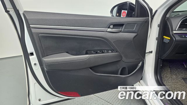 Hyundai AVANTE 2018 — photo 14