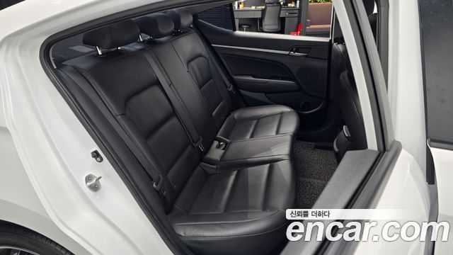 Hyundai AVANTE 2018 — photo 16