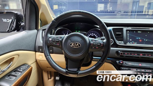 Kia Canival 2015 — photo 20