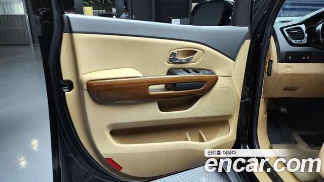 Kia Canival 2015 — photo 14