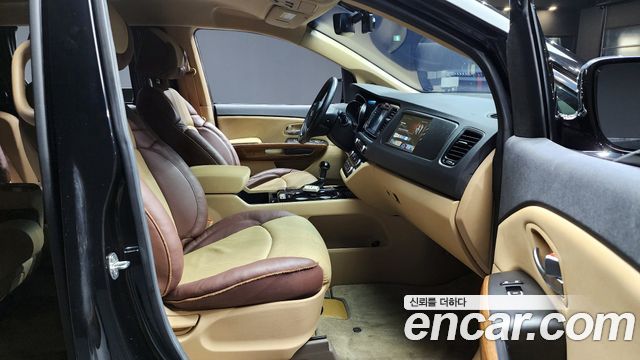 Kia Canival 2015 — photo 16
