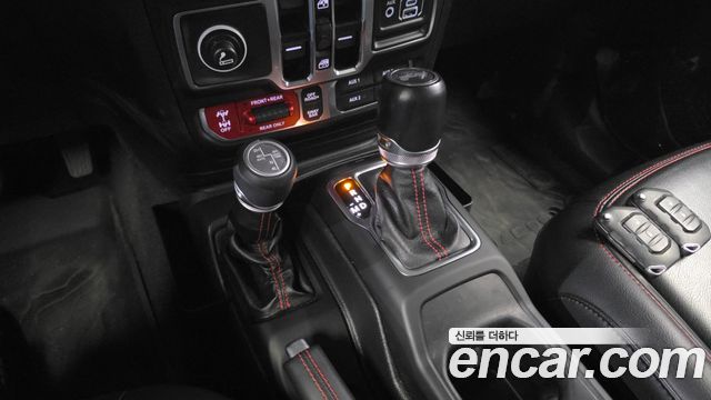 Jeep Wrangler 2021 — photo 12