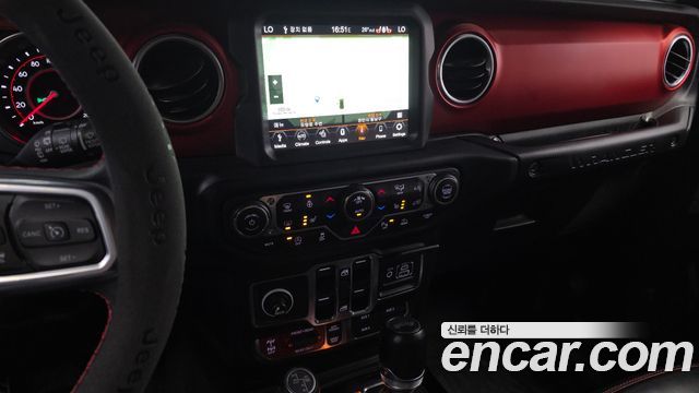Jeep Wrangler 2021 — photo 22