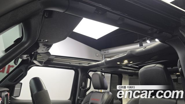 Jeep Wrangler 2021 — photo 25
