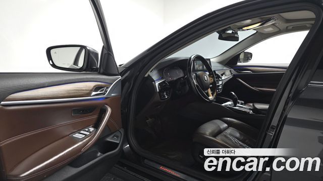 BMW 5-Series 2020 — photo 10
