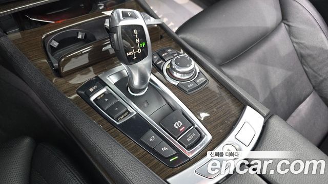 BMW 7-Series 2011 — photo 9