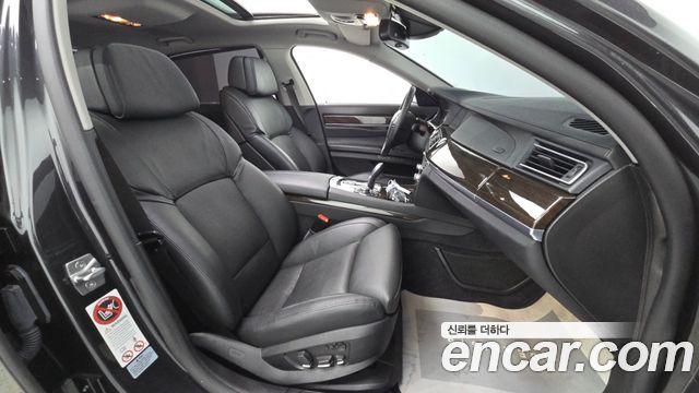 BMW 7-Series 2011 — photo 11