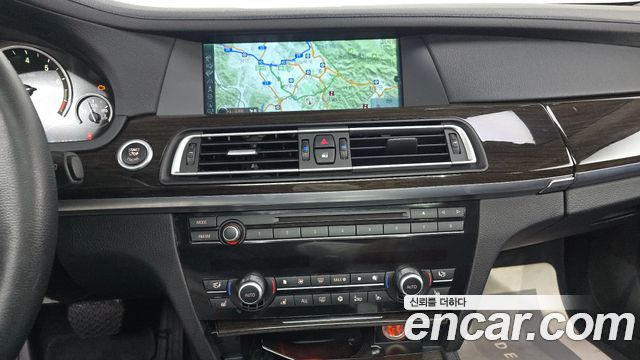 BMW 7-Series 2011 — photo 14