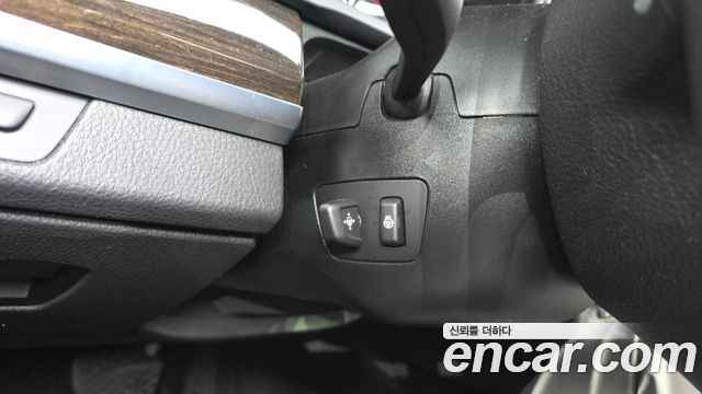 BMW 7-Series 2011 — photo 17